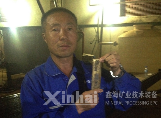 鑫海矿业安装调试项目部的姜云杰部长，手中所拿的是该项目产出的第一批黄金